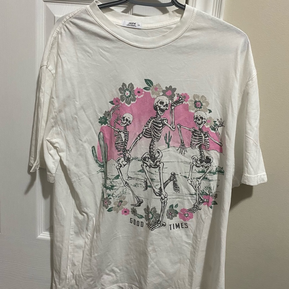 Oversized cute white tee with design size small
